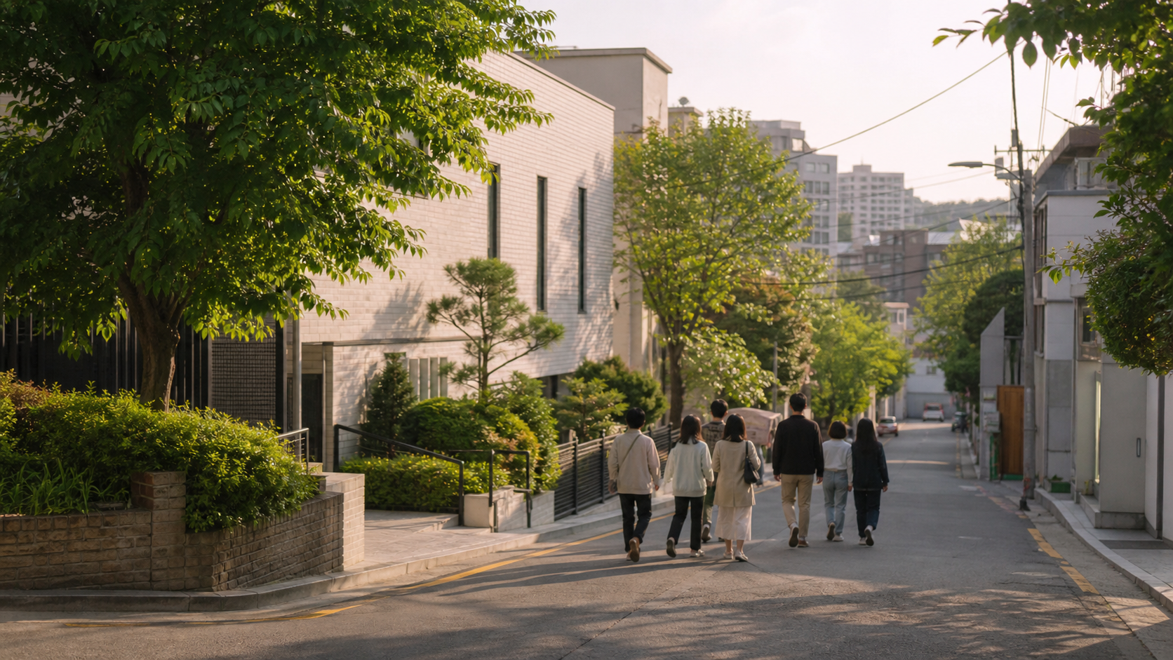 교회로 향하는 동네 골목길을 걸어가는 사람들